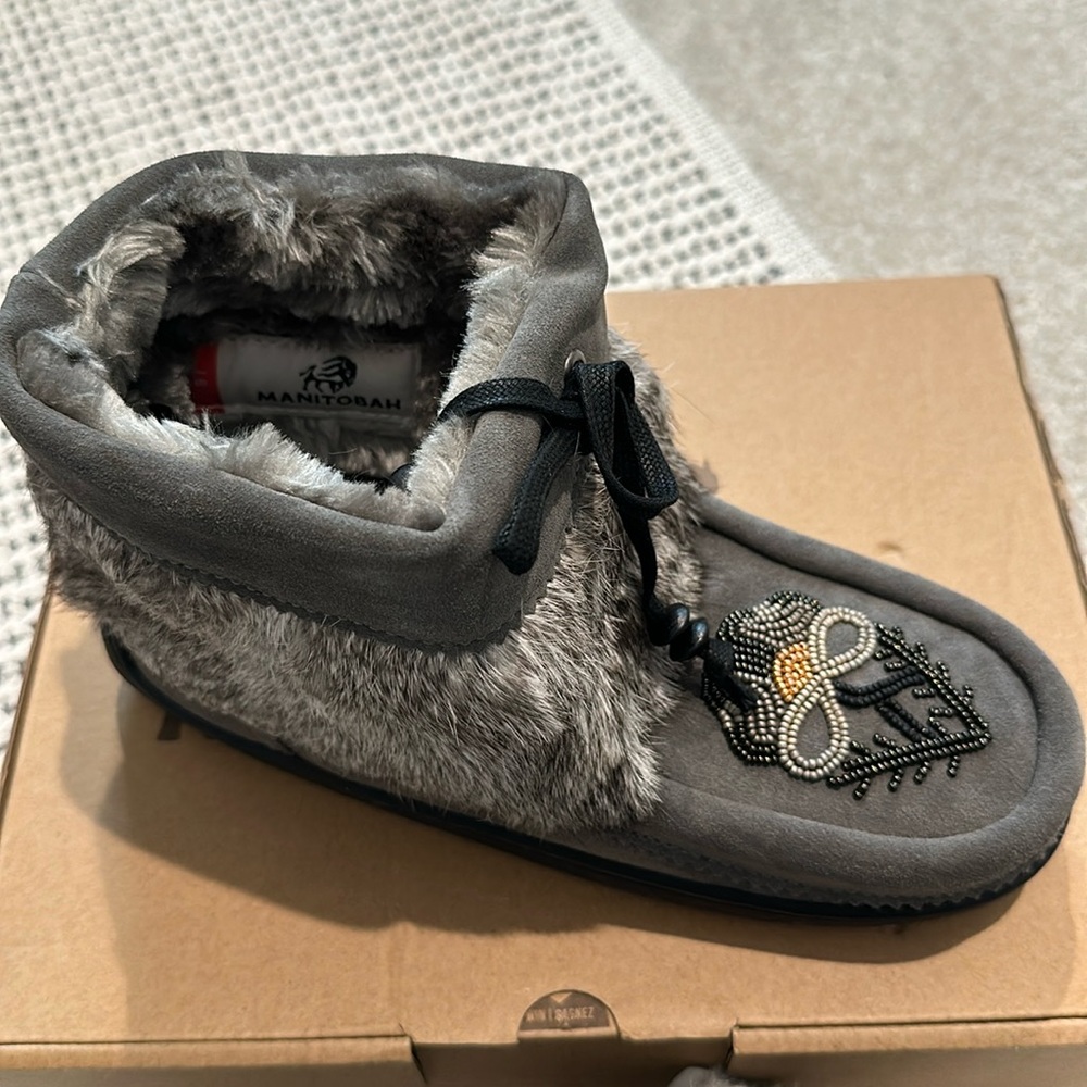 Maniobah grey fur lines booties